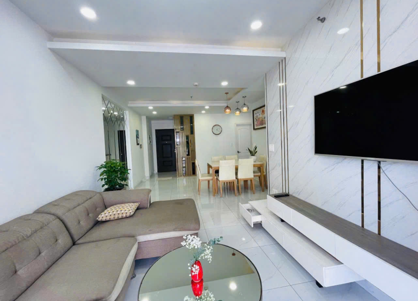 Bán căn góc chung cư Scenic Valley 1, diện tích 77m2, giá 6.8 tỷ, nhà đẹp, view trực diện hồ bơi.