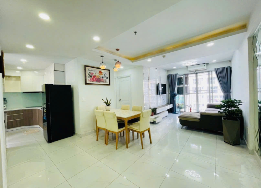 Bán căn góc chung cư Scenic Valley 1, diện tích 77m2, giá 6.8 tỷ, nhà đẹp, view trực diện hồ bơi.