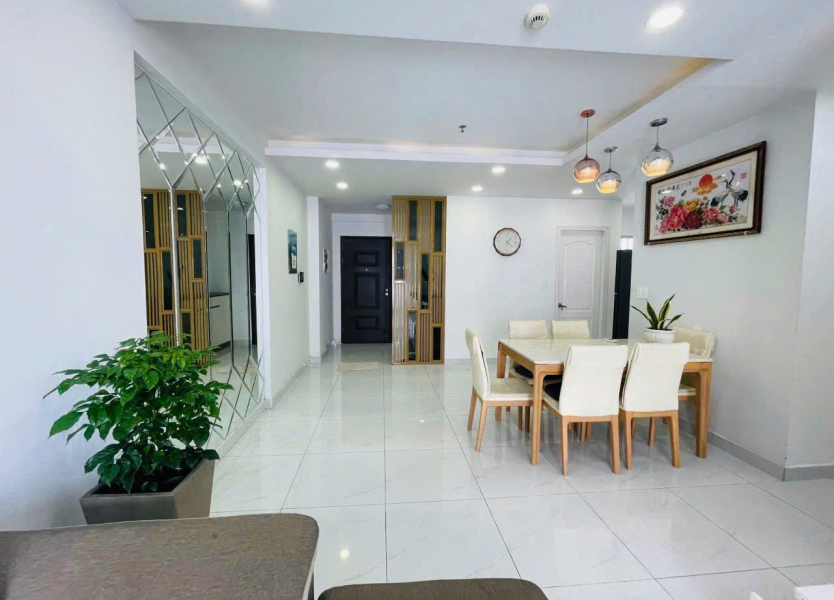 Bán căn góc chung cư Scenic Valley 1, diện tích 77m2, giá 6.8 tỷ, nhà đẹp, view trực diện hồ bơi.